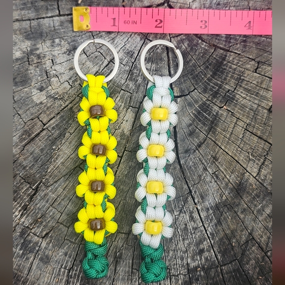 Yellow or White Daisy Chain Keychain Paracord Accessory Handmade Womens Girls - Picture 4 of 4